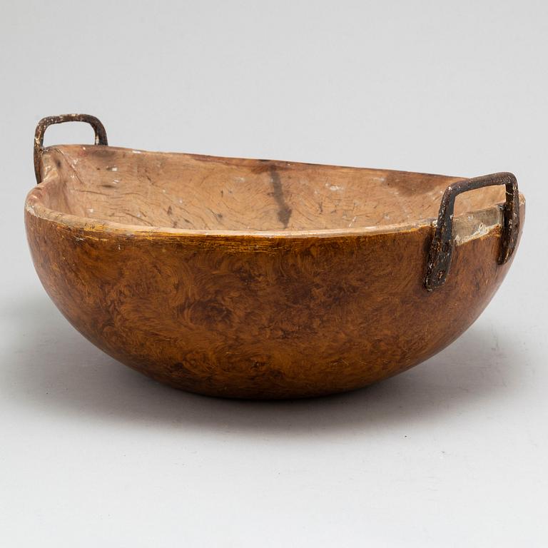 An 18th / 19th century wooden bowl.