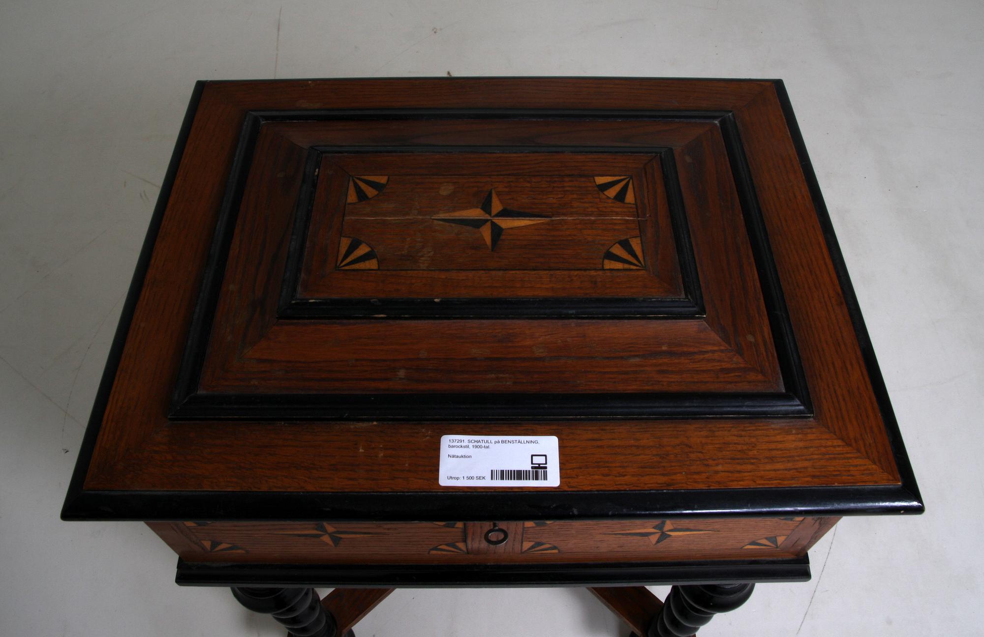 SCHATULL på BENSTÄLLNING, barockstil, 1900-tal.