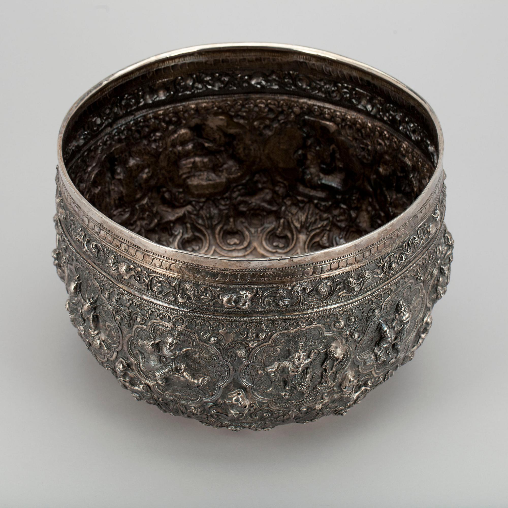 SKÅL, silver, troligen Indien. 1900-talets första hälft. Vikt 2067 g.