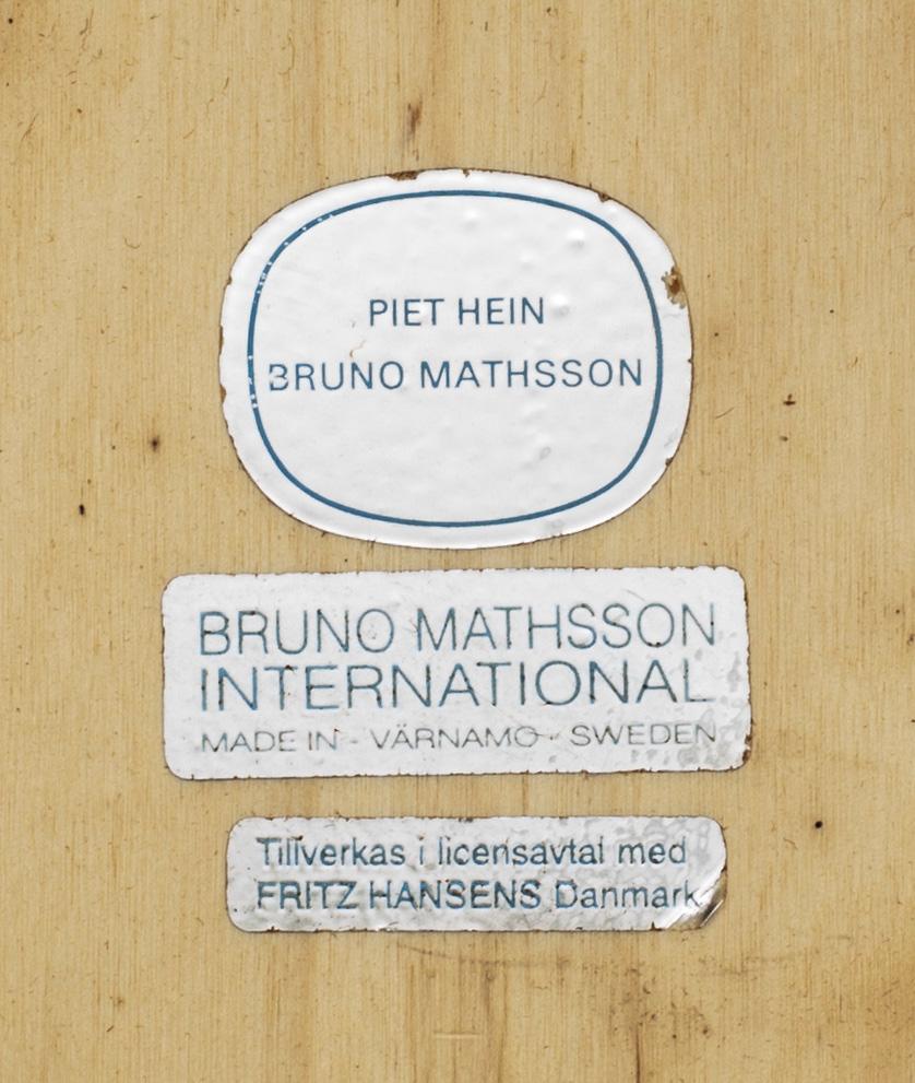 BORD. "Superelips" design Bruno Mathsson och Piet Hein för Bruno Mathsson International.