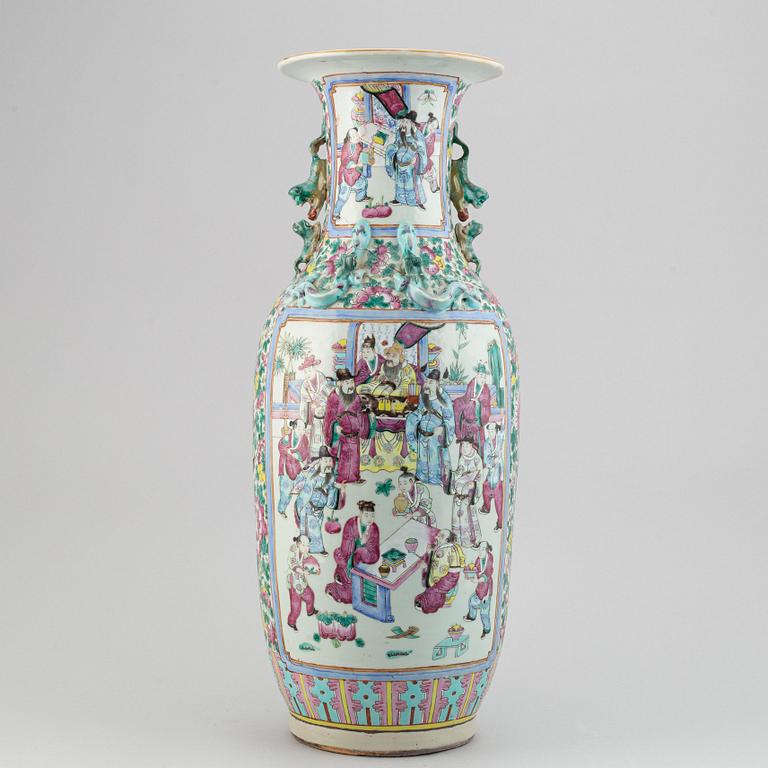 A famille rose vase, Qing dynasty, late 19th century.