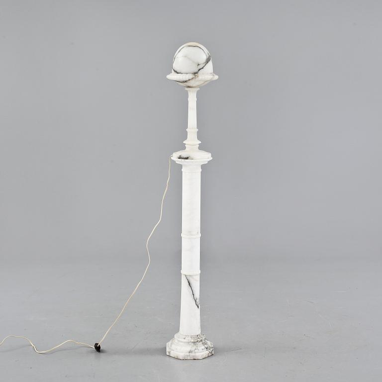 PIEDESTAL MED LAMPA, alabaster, 1900-tal.