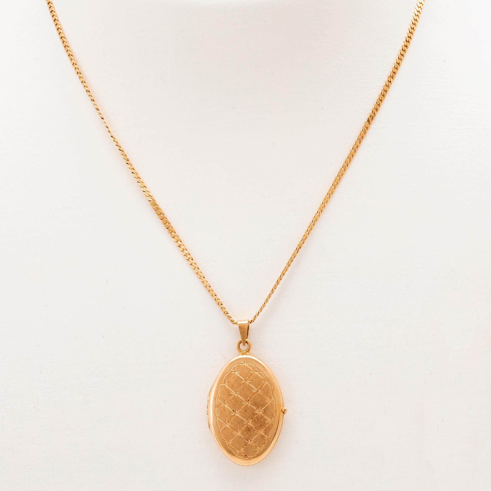 An 18K gold necklace.