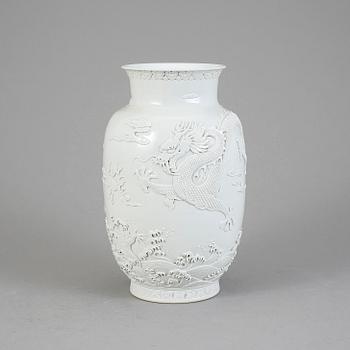 VAS, porslin, Kina. Qianlongs märke, modern tillverkning.