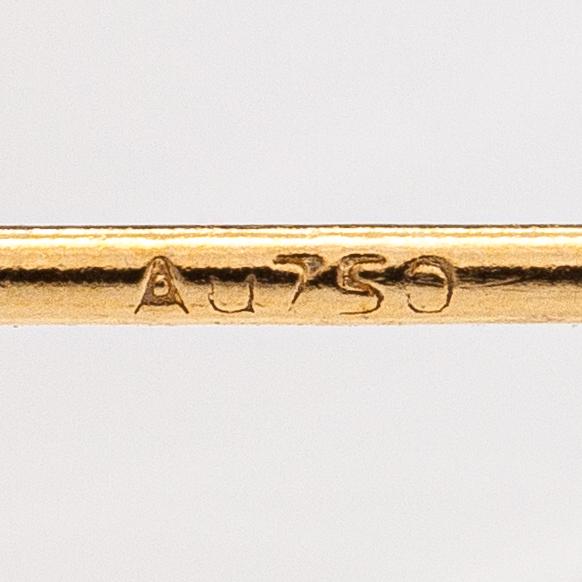 A pair of 18K gold earrings with cultured pearls.