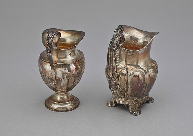 GRÄDDKANNOR, 2 st, silver, trol Gustaf Theodor Folcker, 1836 o Gustaf Folcker, 1856. Stockholm. Tot vikt 284g.