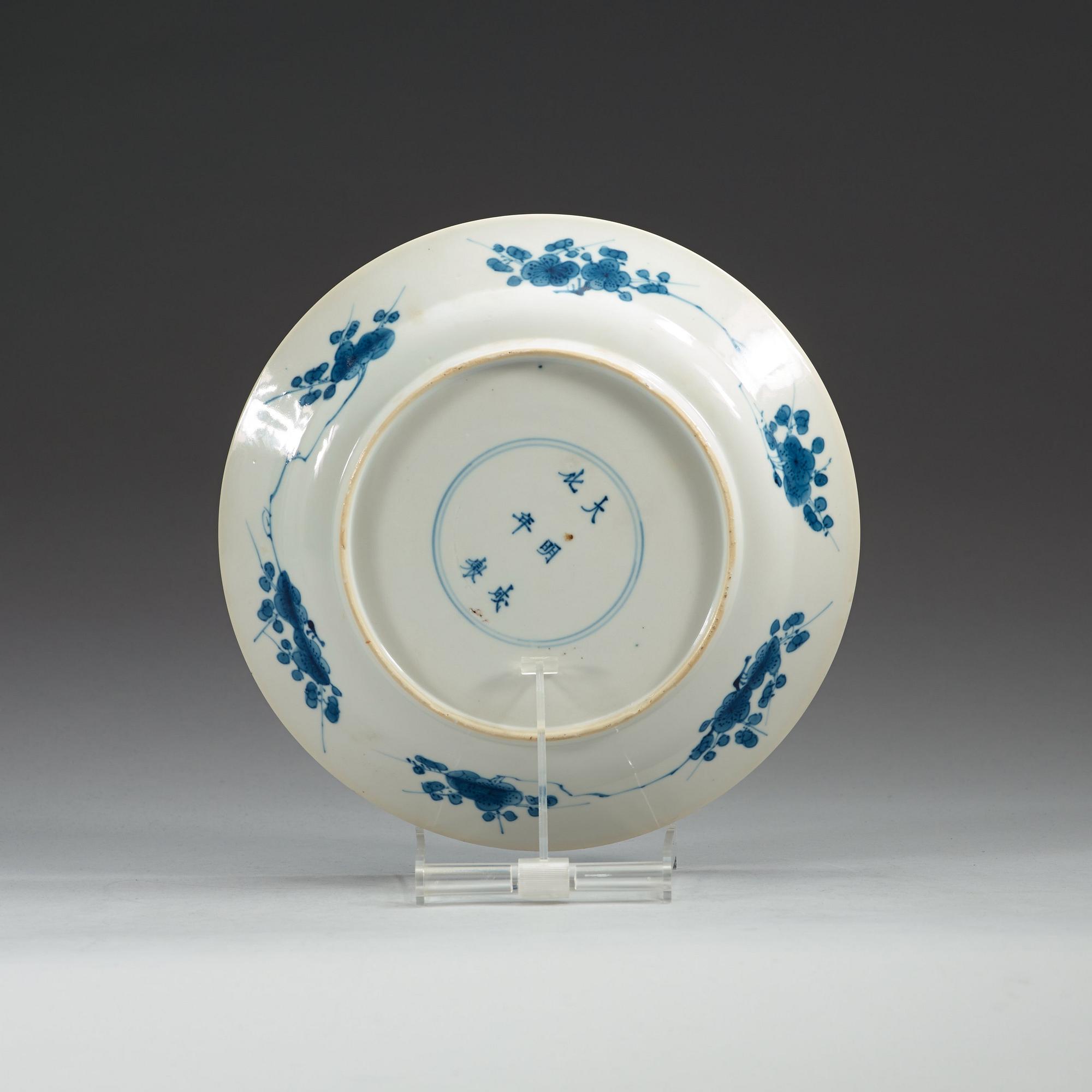 A set of four odd blue and white dinner plates, Qing dynasty, Kangxi (1662-1722), with different six character marks.