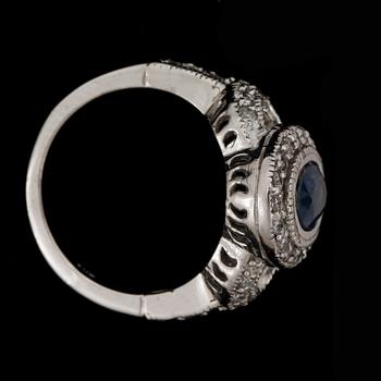 RING, 14k vitguld med blå safir, ca 1,55 ct, samt briljantslipade diamanter, tot ca 0.58 ct.