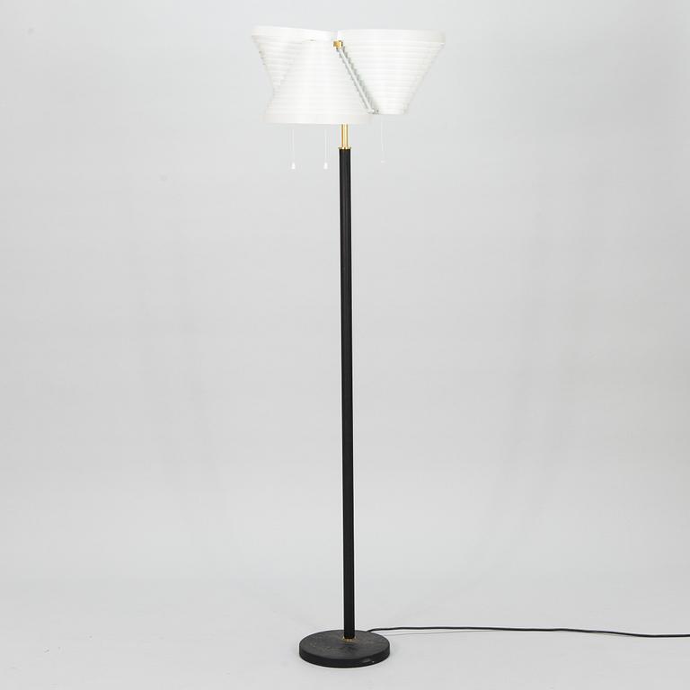 Alvar Aalto, lattiavalaisin, malli A809, Valaisinpaja, Artek, 1900-luvun loppu.