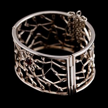 ARMBAND, sterlingsilver, granat, Kalevala Kuru, Finland.