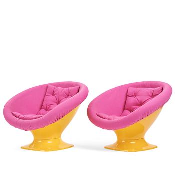 120. Raphaël Raffel, a pair of easy chairs, France, 1970s.