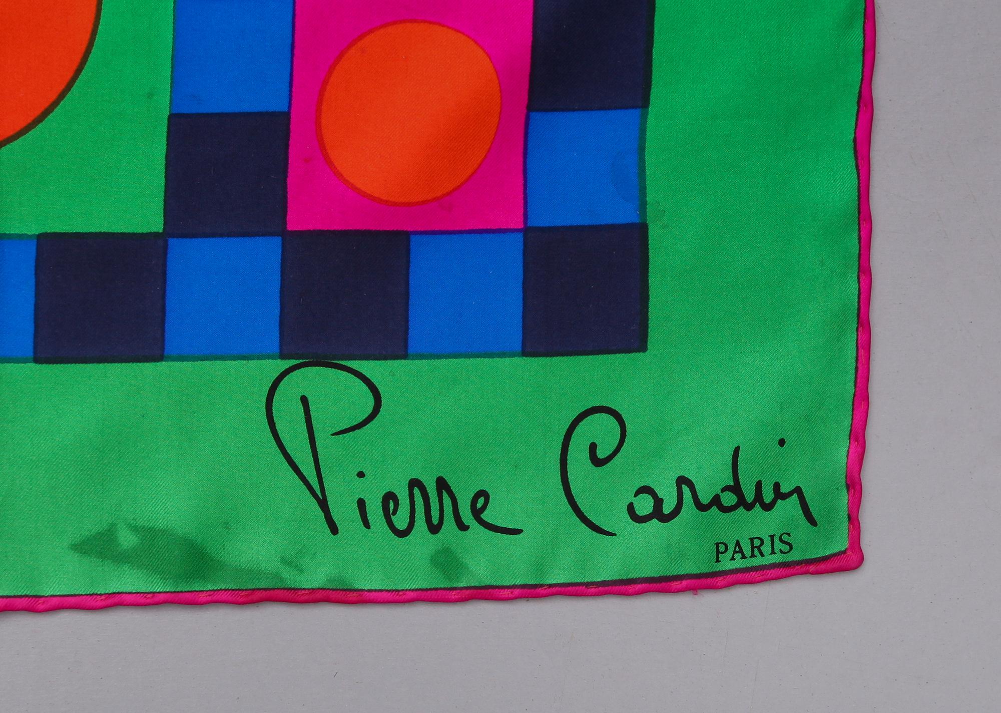 SCARVES, 2 st, Chanel samt Pierre Cardin, siden.