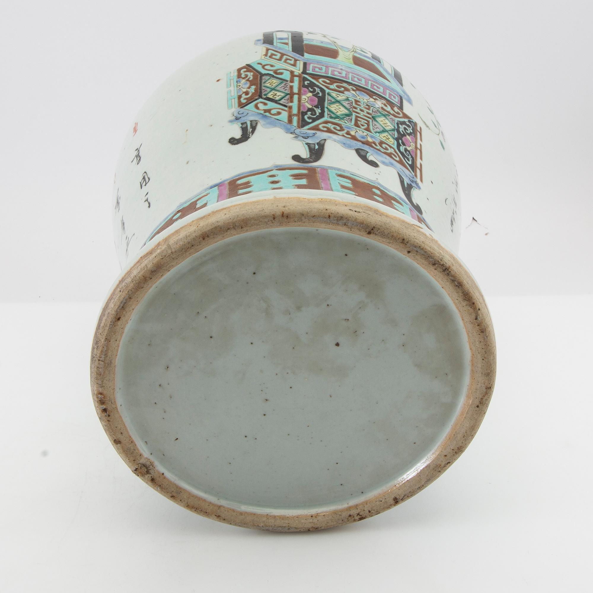 A Chinese porcelain urn with cover, 19th/20th century.