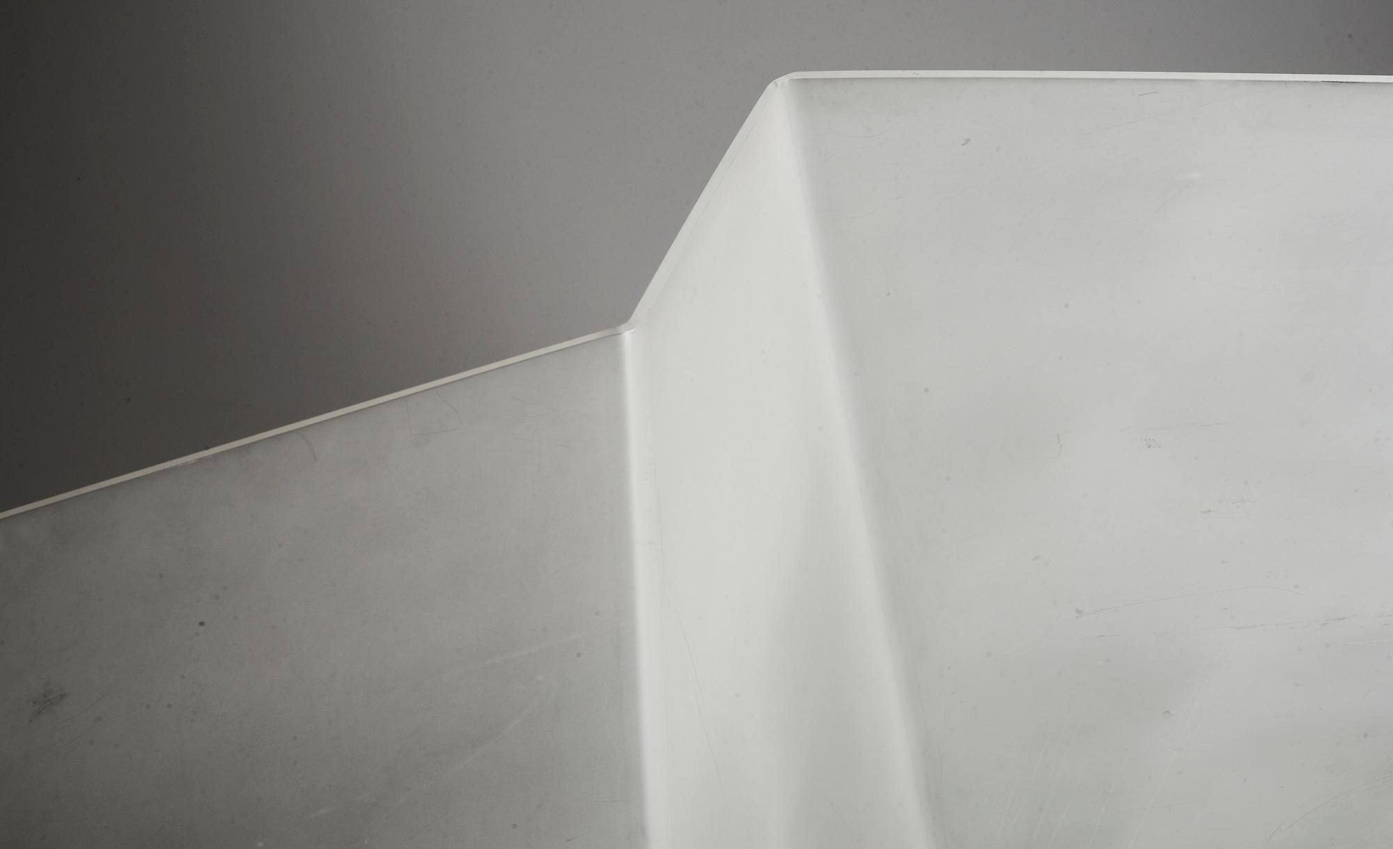 SKÄRMVÄGG, "Ice", blästrad akryl, M Claesson, E Koivosto och O Rune, Erik Lantz, Nybergs plast, 1999.