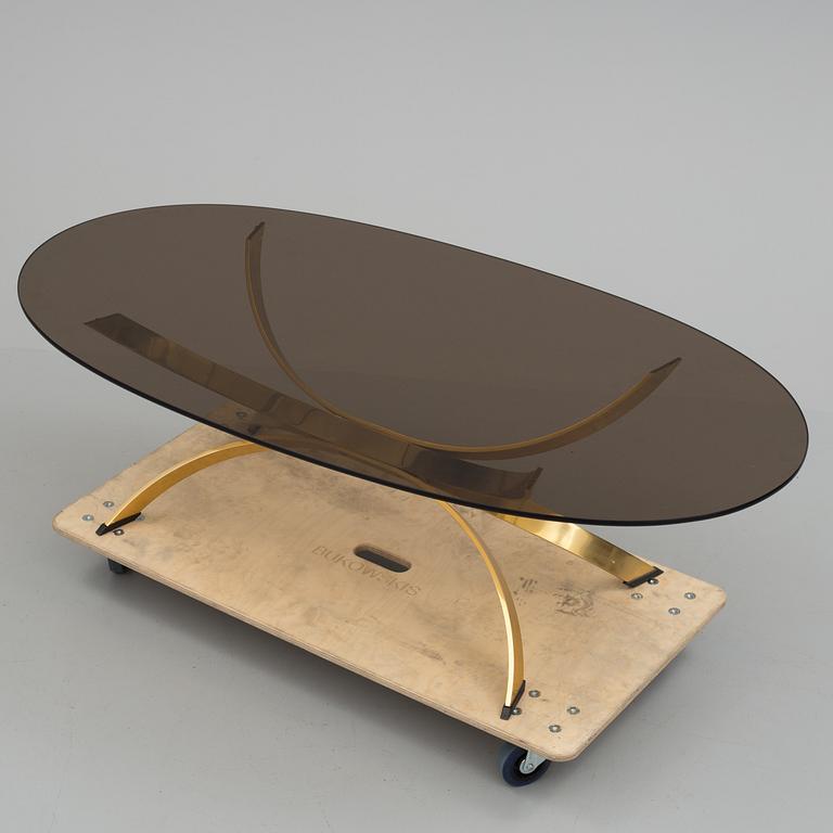 A late 20th century coffee table.