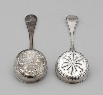 STRÖSKEDAR, 2 st, silver, Nils Arf, Stockholm 1790, Carl Gustaf Hjulström, Köping 1828. Tot ca 83 g.