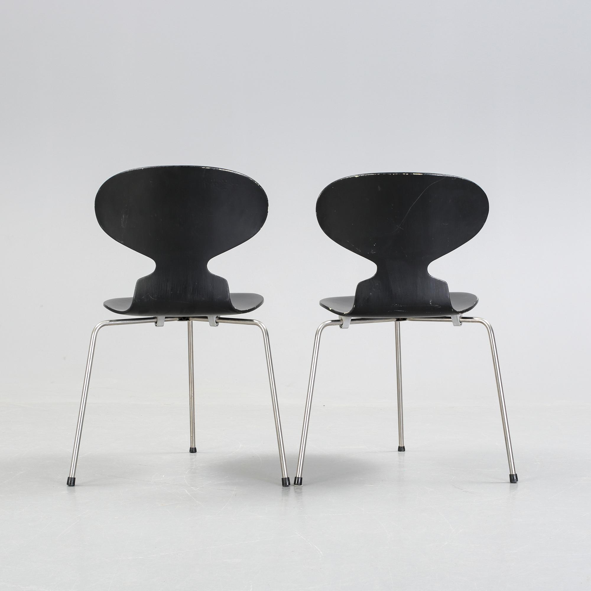 STOLAR, ett par, "Myran", Arne Jacobsen för Fritz Hansen, Danmark, 1900-talets mitt.
