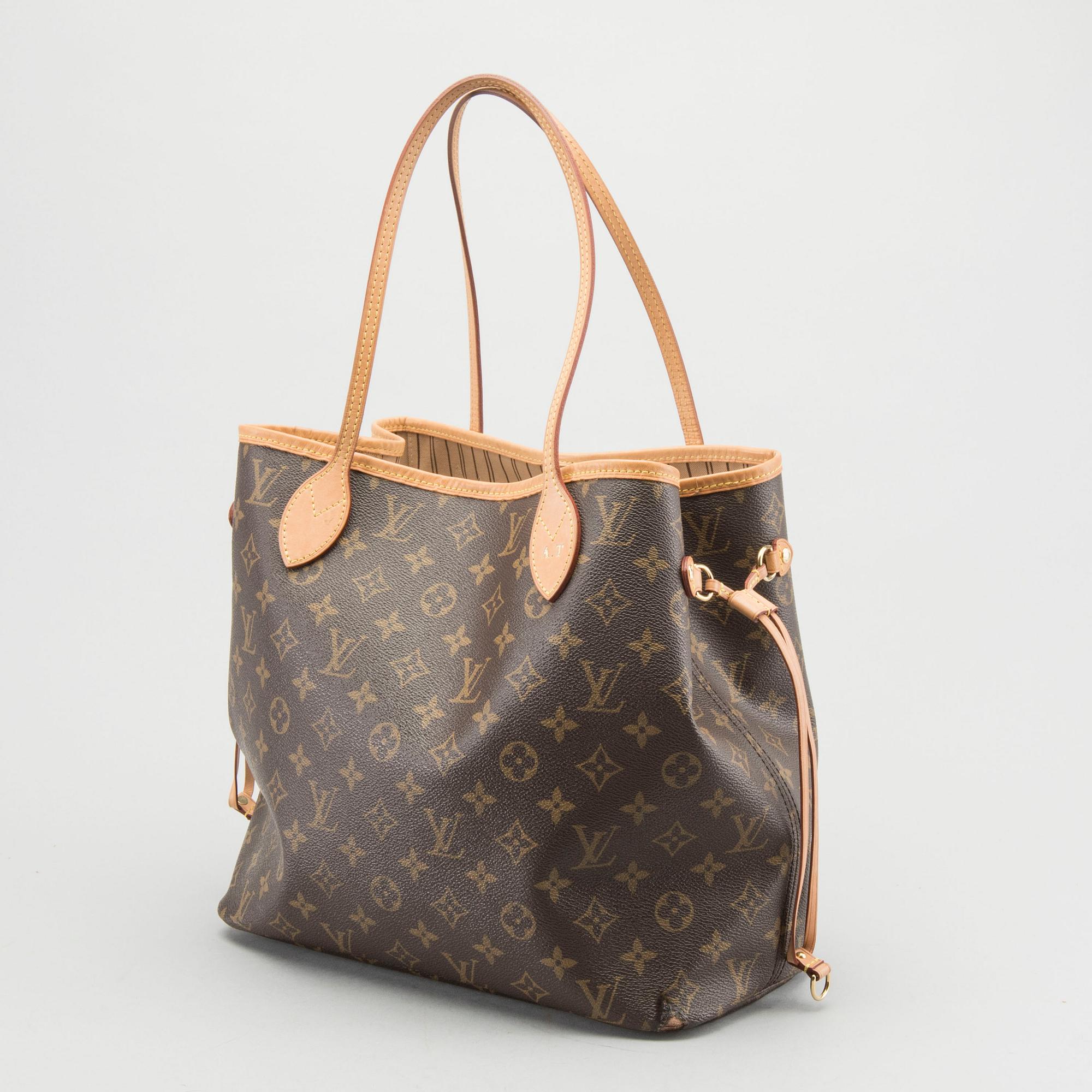 A Louis Vuitton Neverfull MM bag.