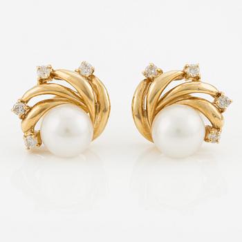 Earrings with cultured pearls and brilliant-cut diamonds.