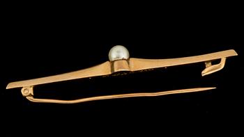 BROSCH, 18 k guld med odlad pärla, Guldvaruaktiebolaget G. Dahlgren & Co, Malmö, 1923. Vikt ca 1,5 g.