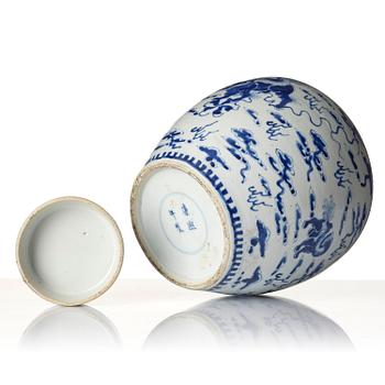 A blue and white jar with cover, Qing dynasty, 19th century.