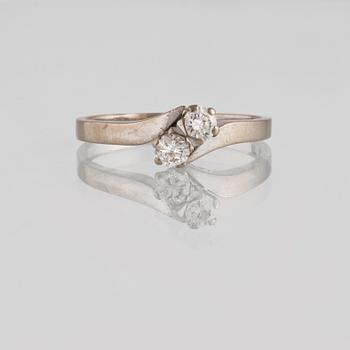 RING, 18K vitguld med 2 briljantslipade diamanter 0.30 ct, Gustav Dahlgren & Co, Malmö, 1973. Vikt 2,9 gram.