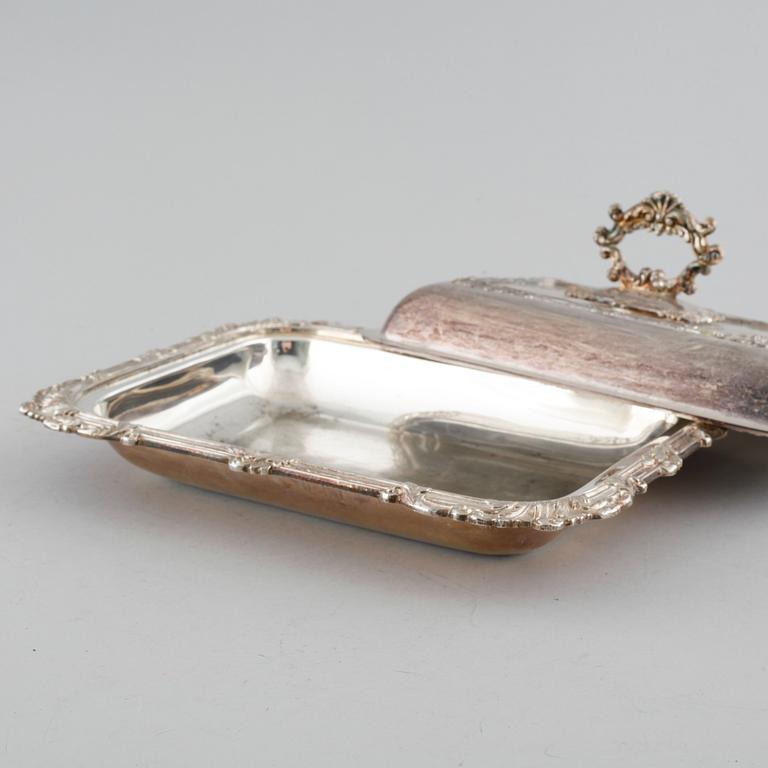 A pair of silver plated entrée dishes from the first half of 20th century.