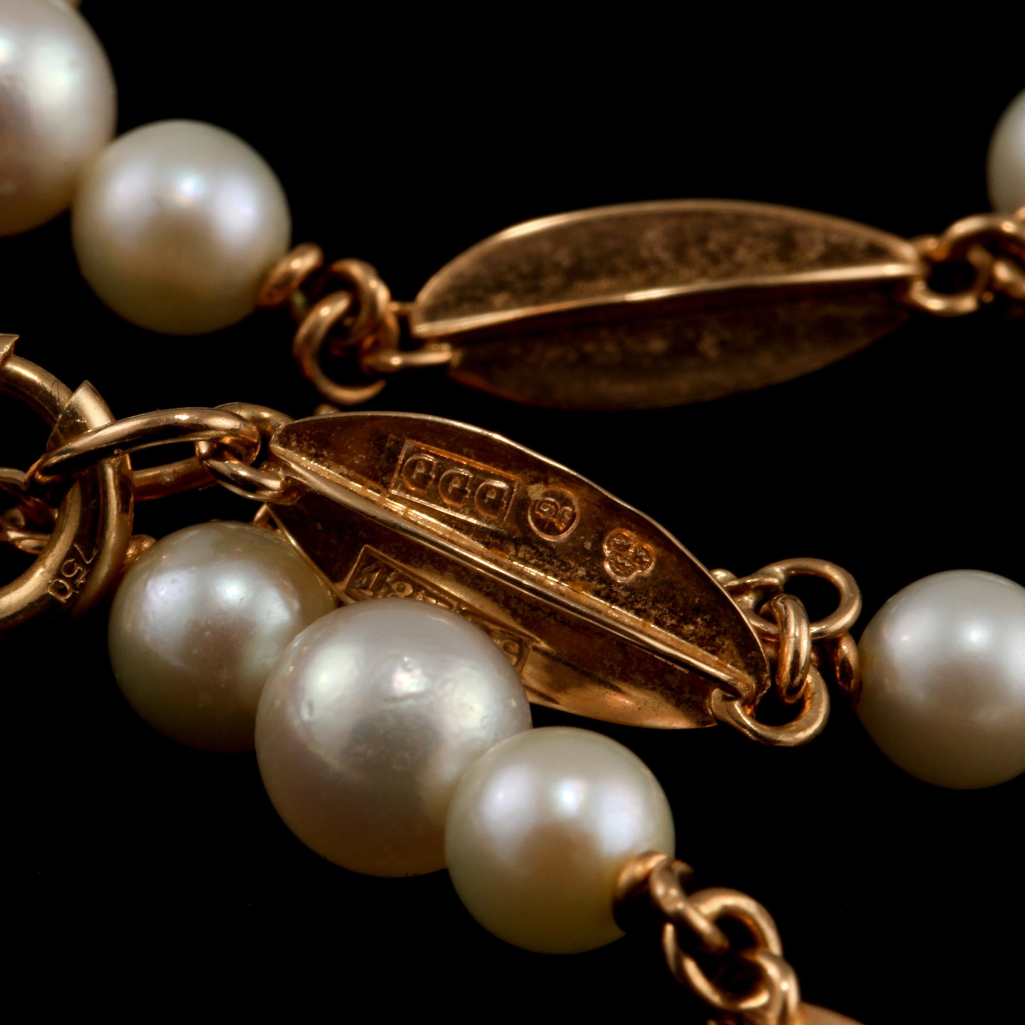 COLLIER, 18 k guld med odlade pärlor, Trege, Göteborg, 1966. Vikt 16 g.