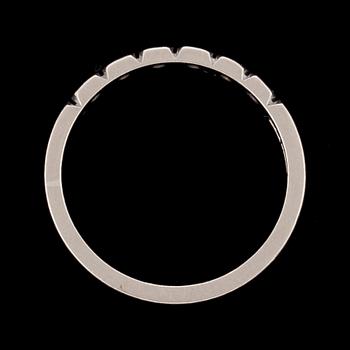 RING, 18k vitguld besatt med 6 små diamanter. Elon Arenhill, Malmö 1972. Vikt ca 3 g.