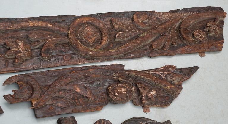 DELAR AV AKTERKASTELL TILL SEGELFARTYG, 5 st, trä, 1700-tal.