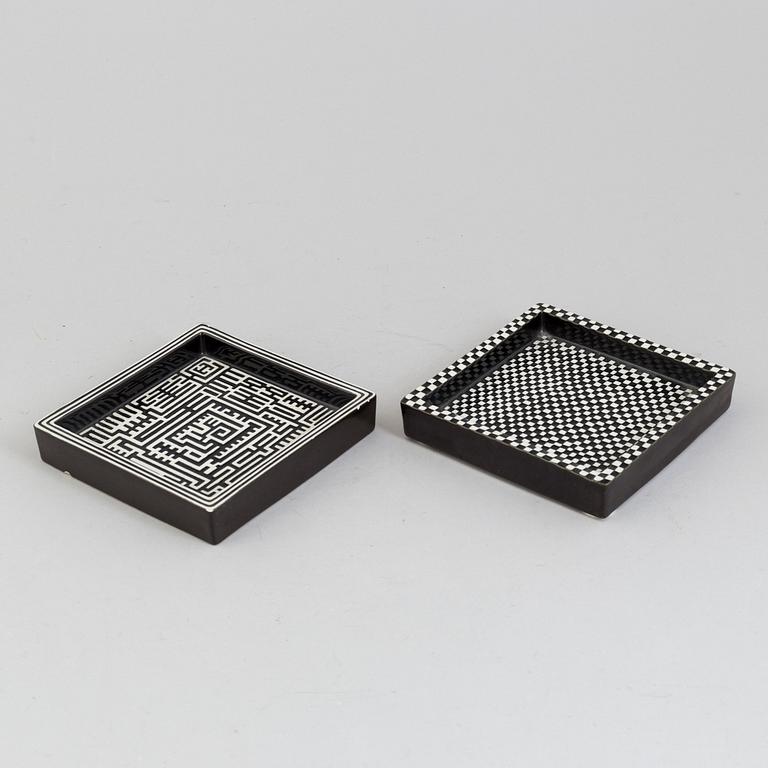 STIG LINDBERG, fat, 2 stycken, "Domino", Gustavsberg, 1900-talets andra hälft.