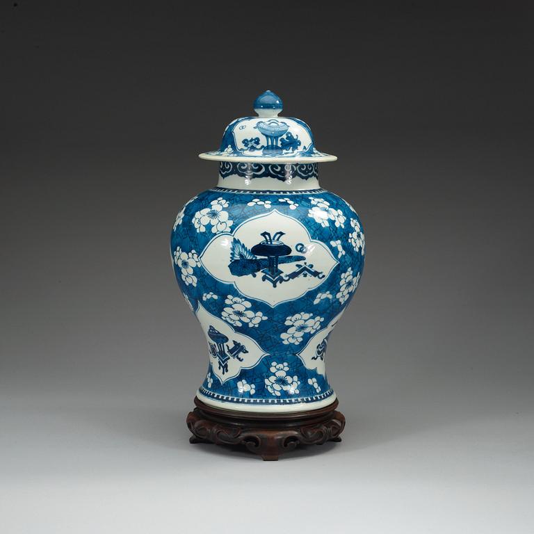 A blue and white jar with cover, Qing dynasty, Kangxi (1662-1722).