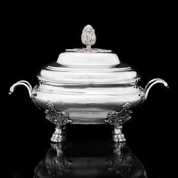 912. A Swedish 18th century silver thureen, makers mark of Nils Dahl, Linköping 1754-1759.