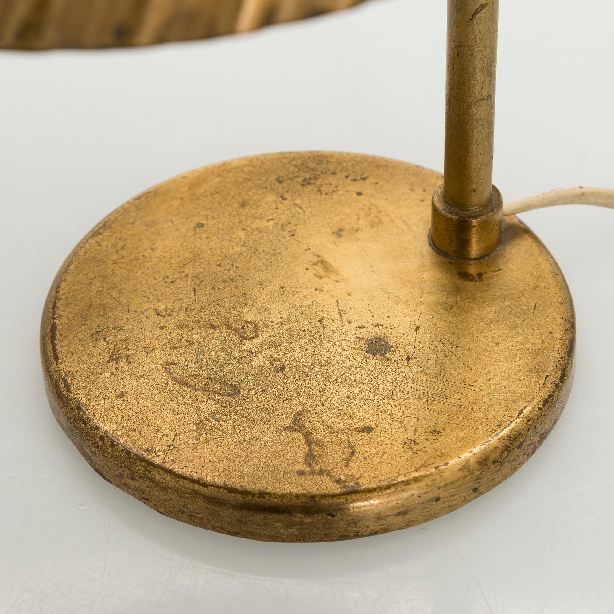 Paavo Tynell, a 1940s '5321' 'The Shell' table lamp for Taito.