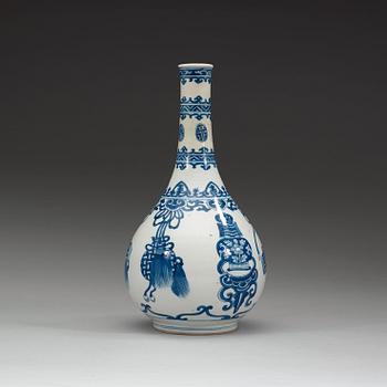 A blue and white drop shaped flask, Qing dynasty, Kangxi (1662-1722).