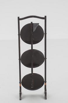 CAKESTAND, kinesiserande. 1900-tal.