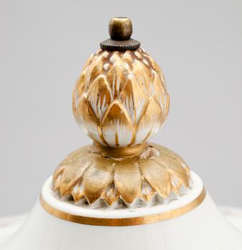 TERRIN MED LOCK OCH FAT, porslin, Wien, 1800-tal.