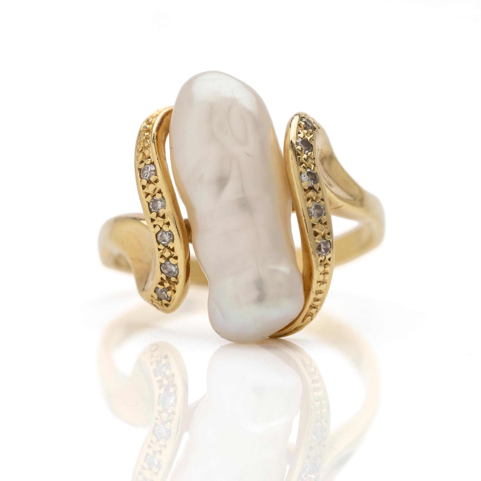 18K gold ring with pearl and diamonds.