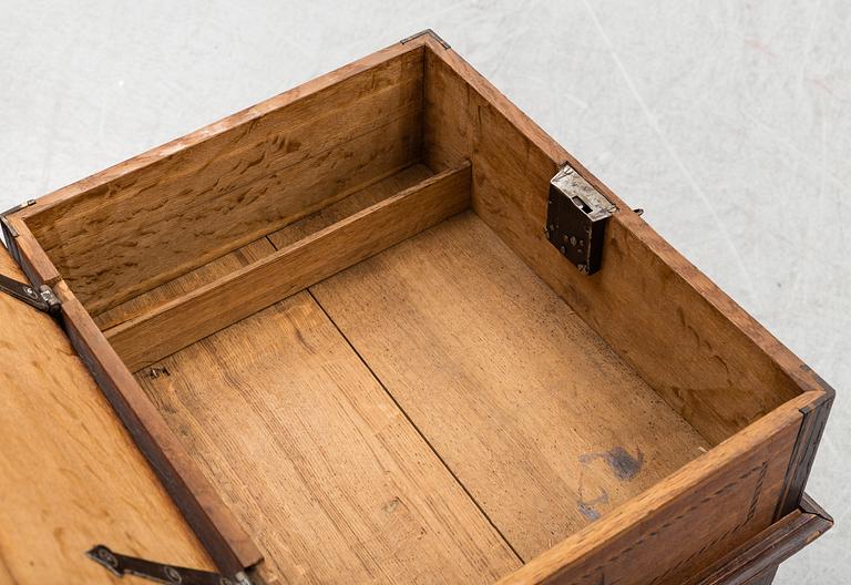 An oak box, 18th/19th Century.