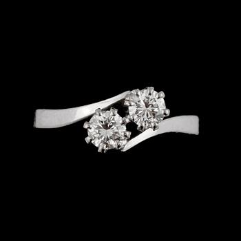 RING, 18k guld med två briljantslipade diamanter, tot 0.62 ct, stämplad MAG, Göteborg, 1981. Vikt 4 g.