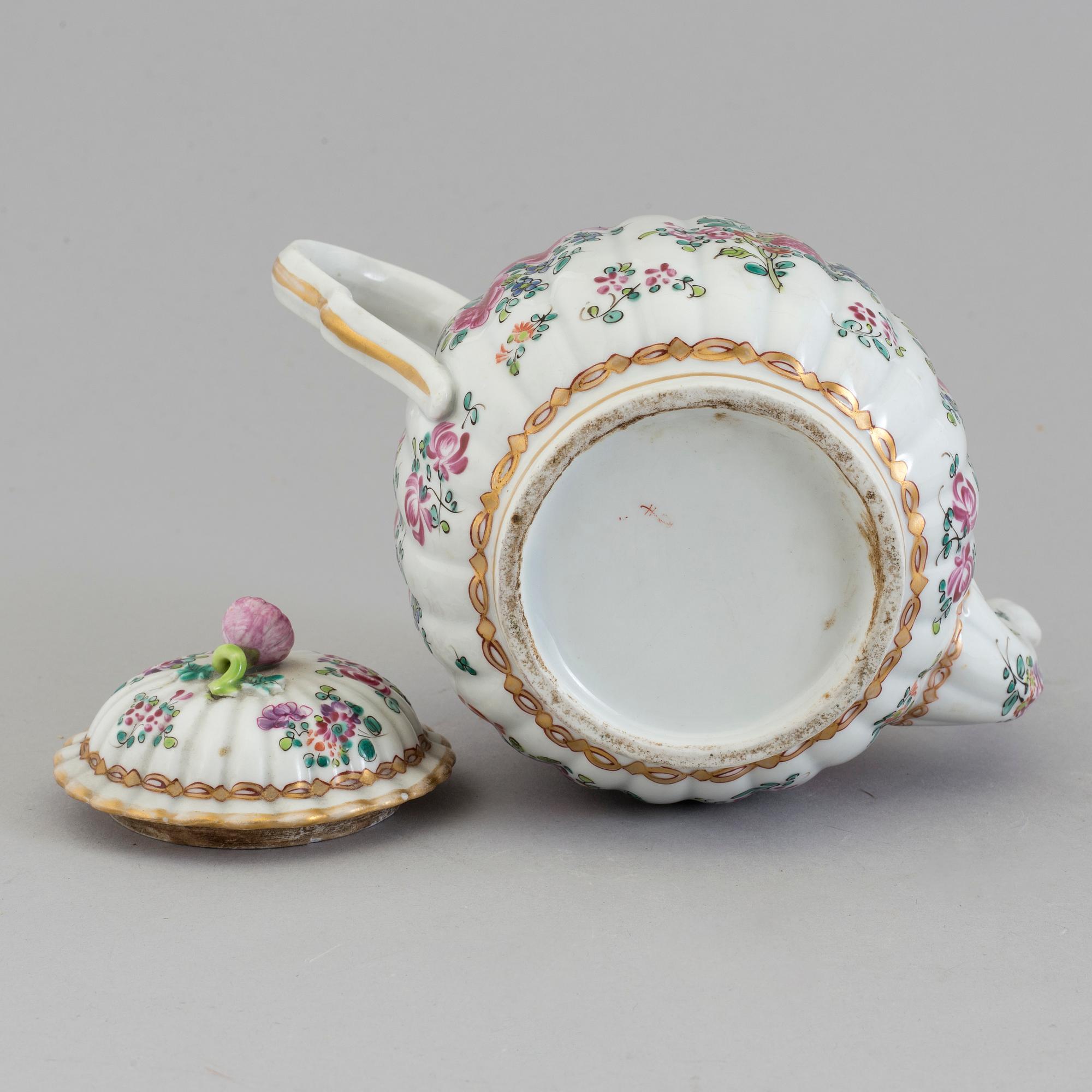 A SAMSON PORCELAIN TEAPOT, France, 19th/20th century.