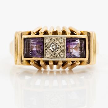 Ring in 18K gold set with an octagon-cut diamond and purple stones.