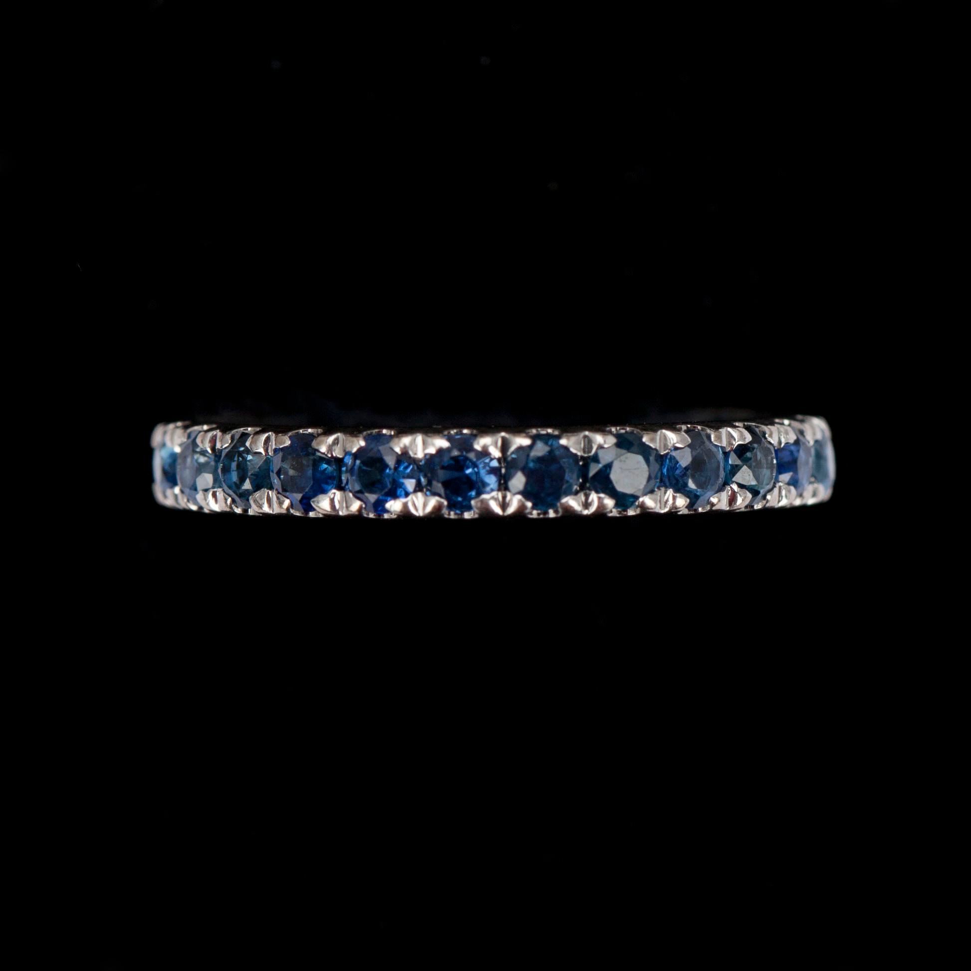 ALLIANSRING, vitguld 18K med 12 st safirer, Kupittaan Kulta, Åbo 1988.Vikt 1,8 g.
