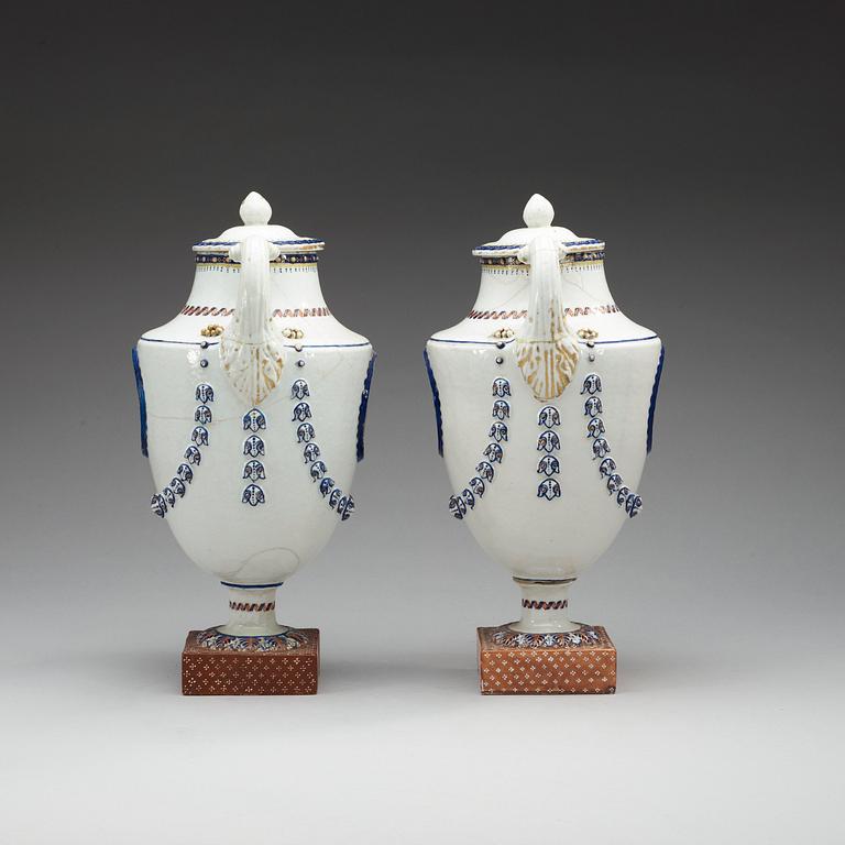 URNOR med LOCK, ett par, kompaniporslin. Qing dynastin, Qianlong (1736-95).