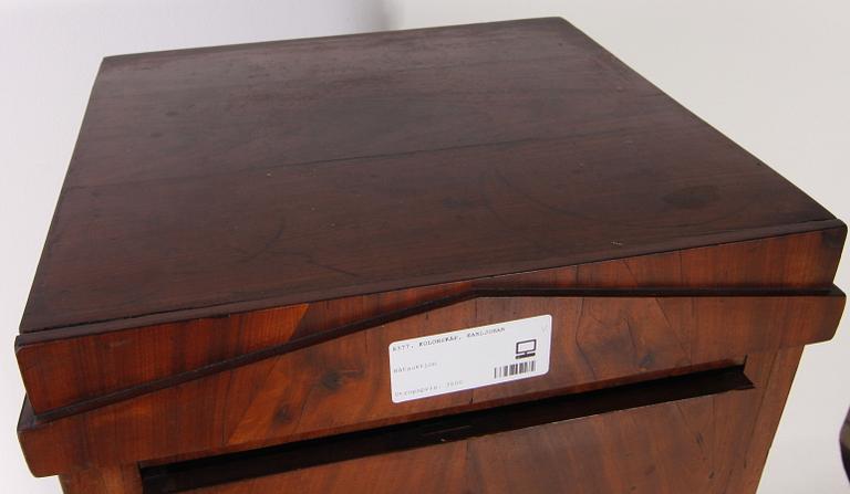 KOLONNSKÅP, Karl Johan, 1800-talets första hälft.