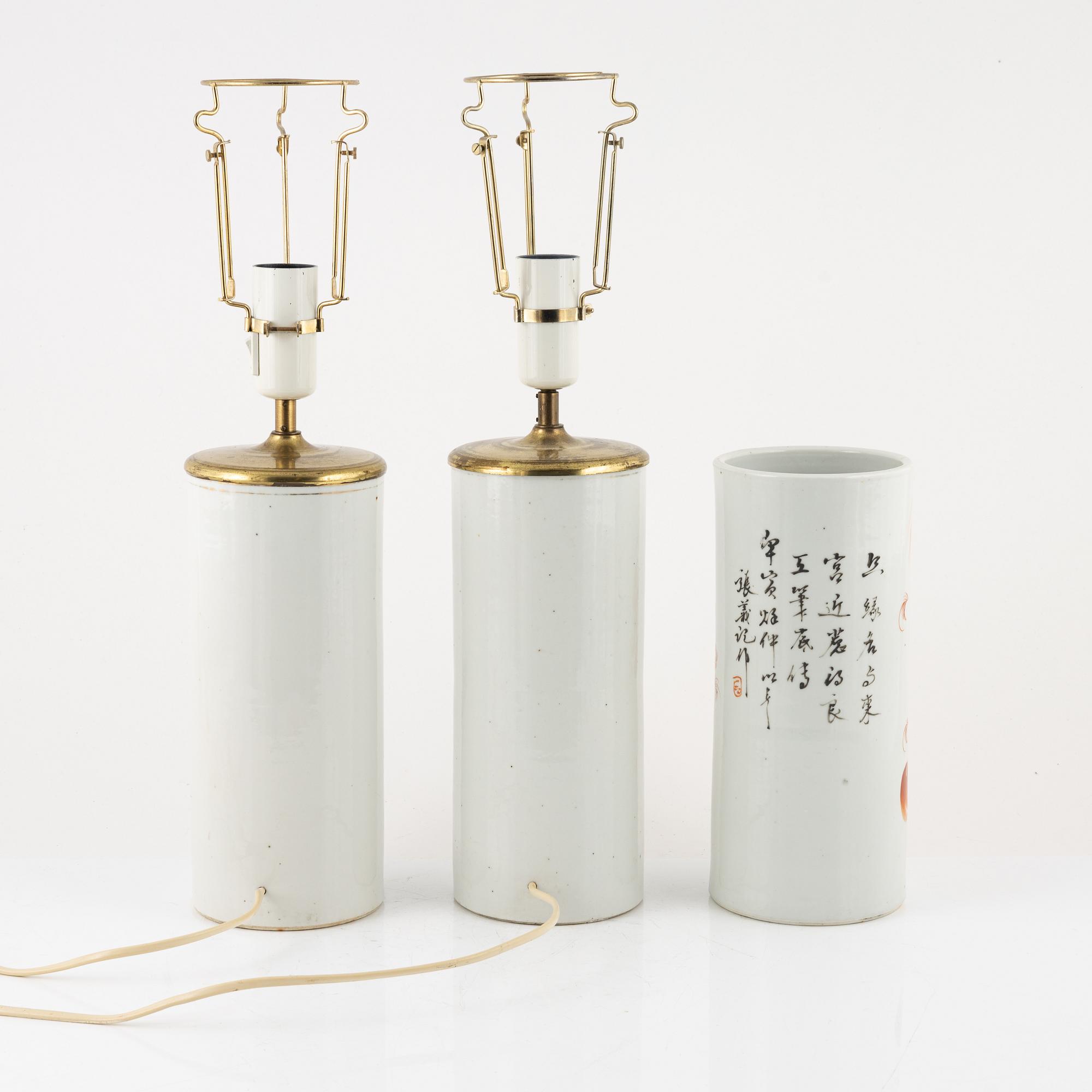 Två bordslampor samt vas, porslin, Kina, 1900-tal.