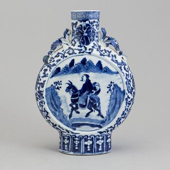 A blue and white porcelain moon flask, Qing dynasty, late 19th century.