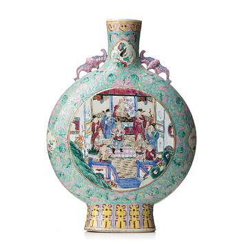 748. A large famille rose moon flask, late Qing dynasty, 19th Century.