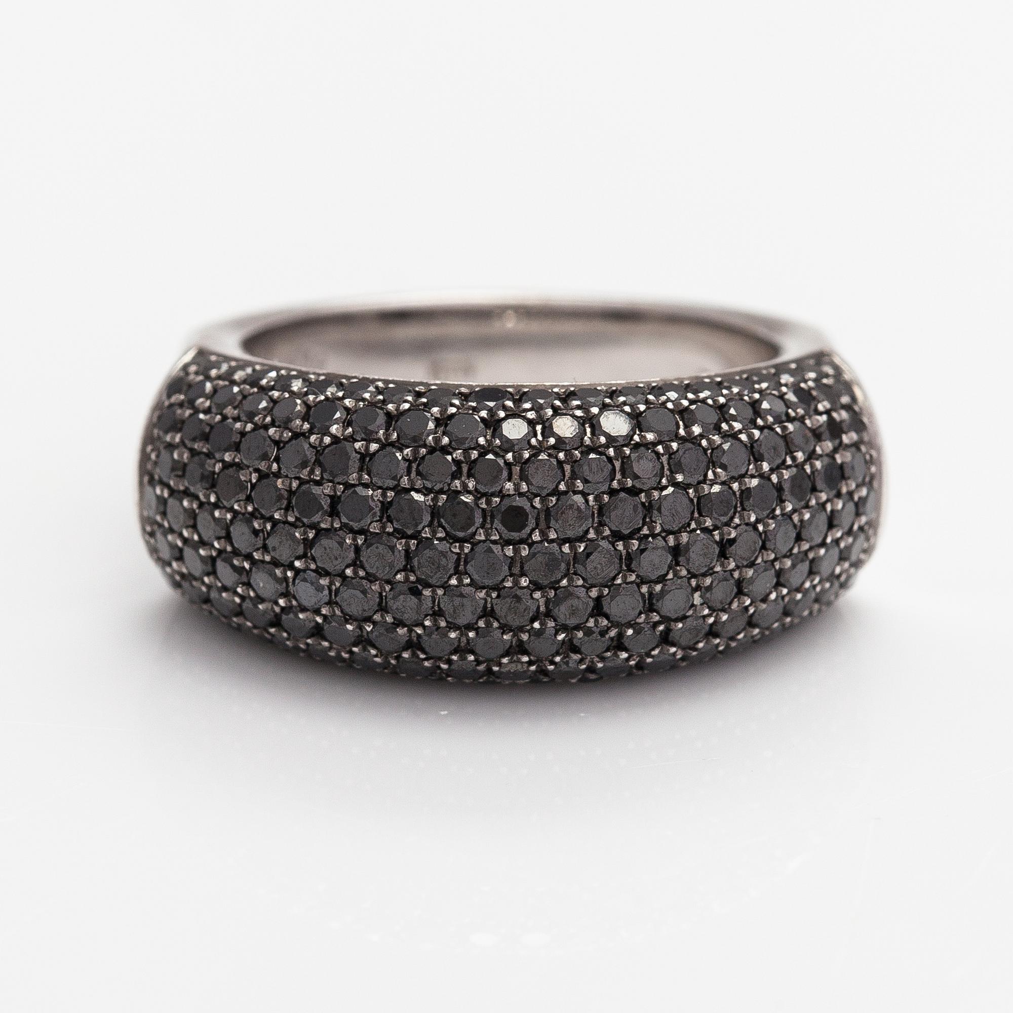 An 18K white gold ring with black diamonds ca. 1.70 ct in total.