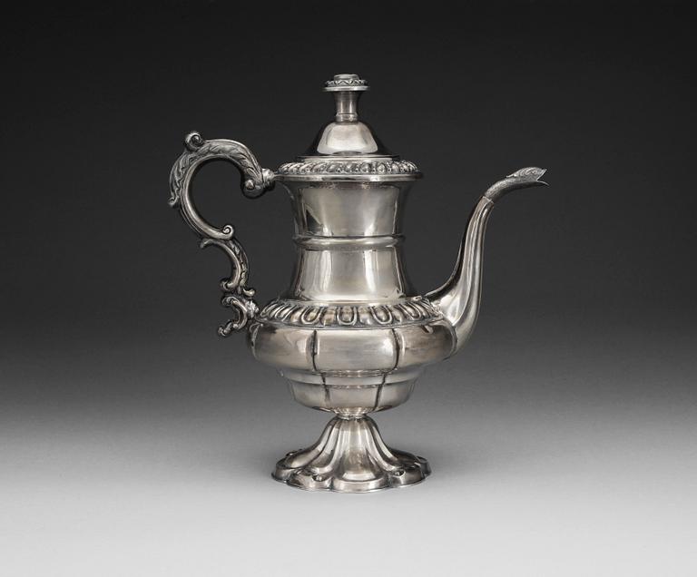 KAFFEKANNA, silver, Carl Erland Nyqvist, Kristinehamn, 1850. Ca 728g.